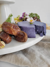 Load image into Gallery viewer, Blue cheese wheel with dates and flowers
